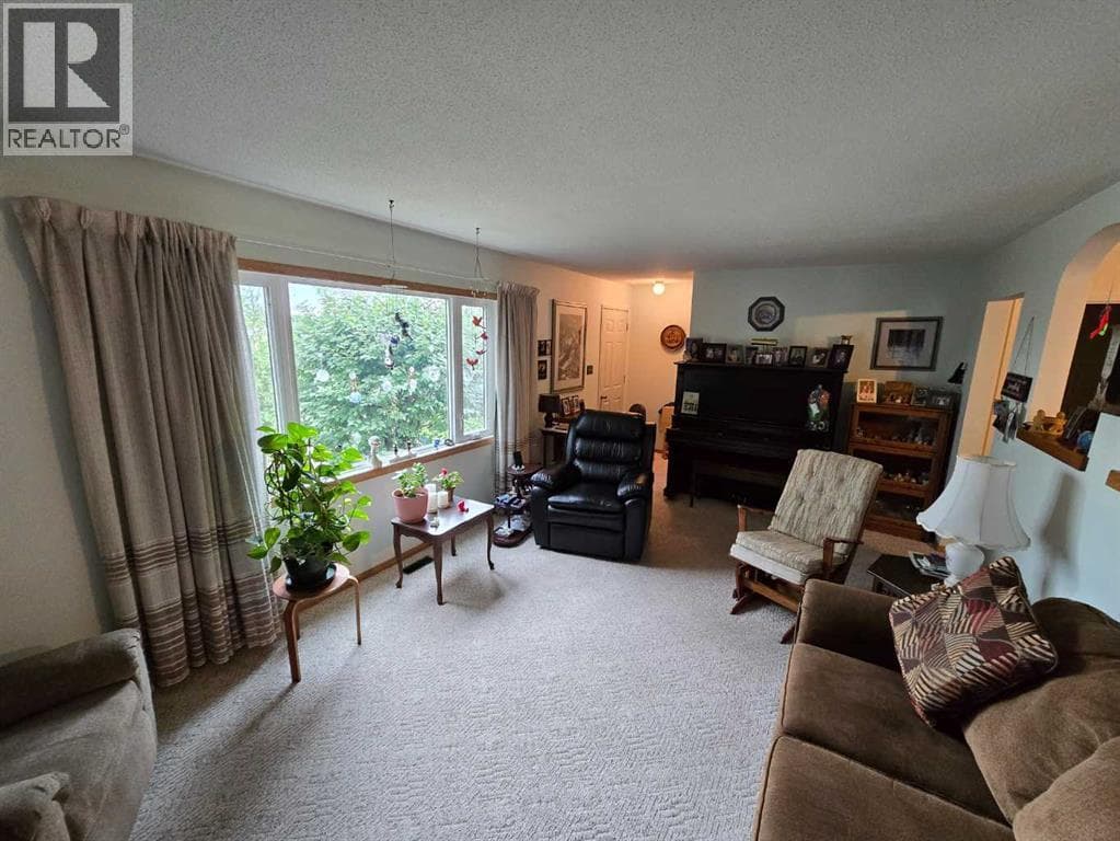 4610 52 Avenue — photo 4