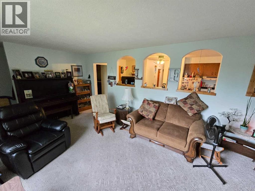 4610 52 Avenue — photo 5