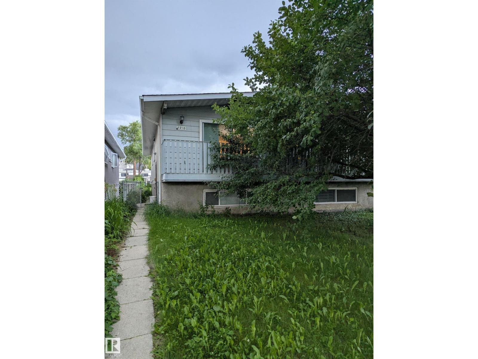 8916 83 AV NW