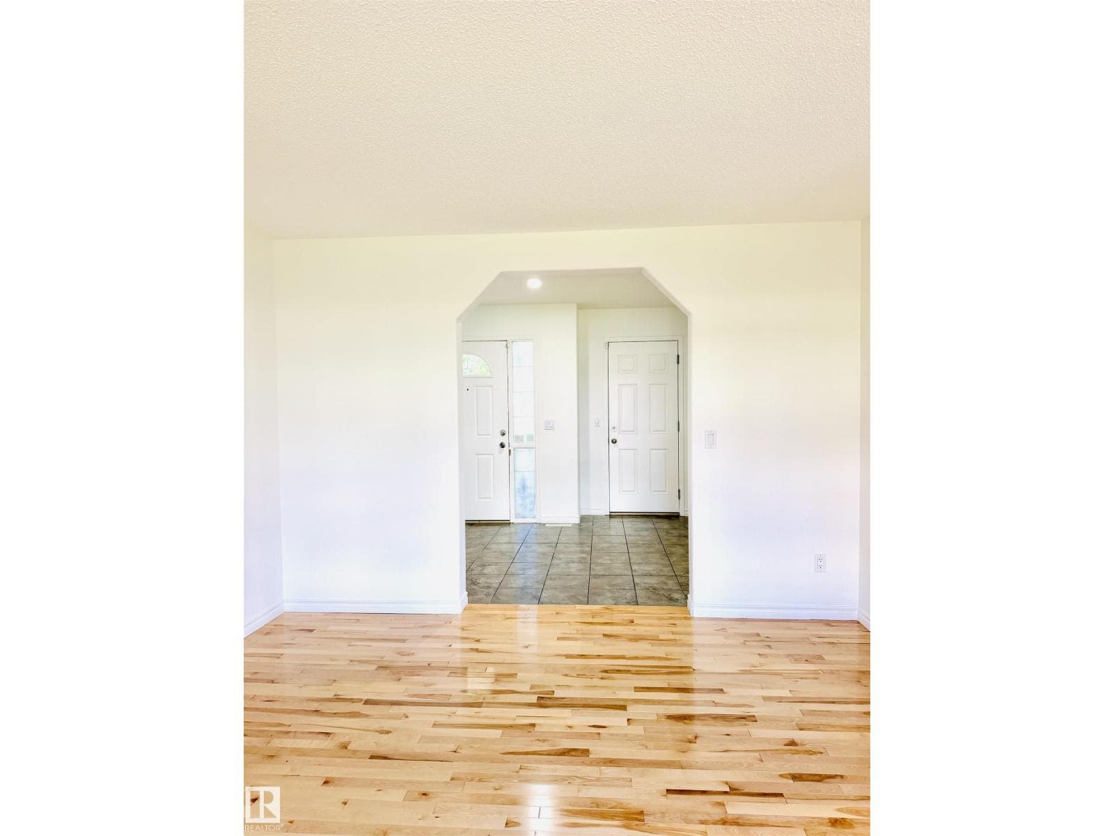 3120 25 AV NW — photo 4