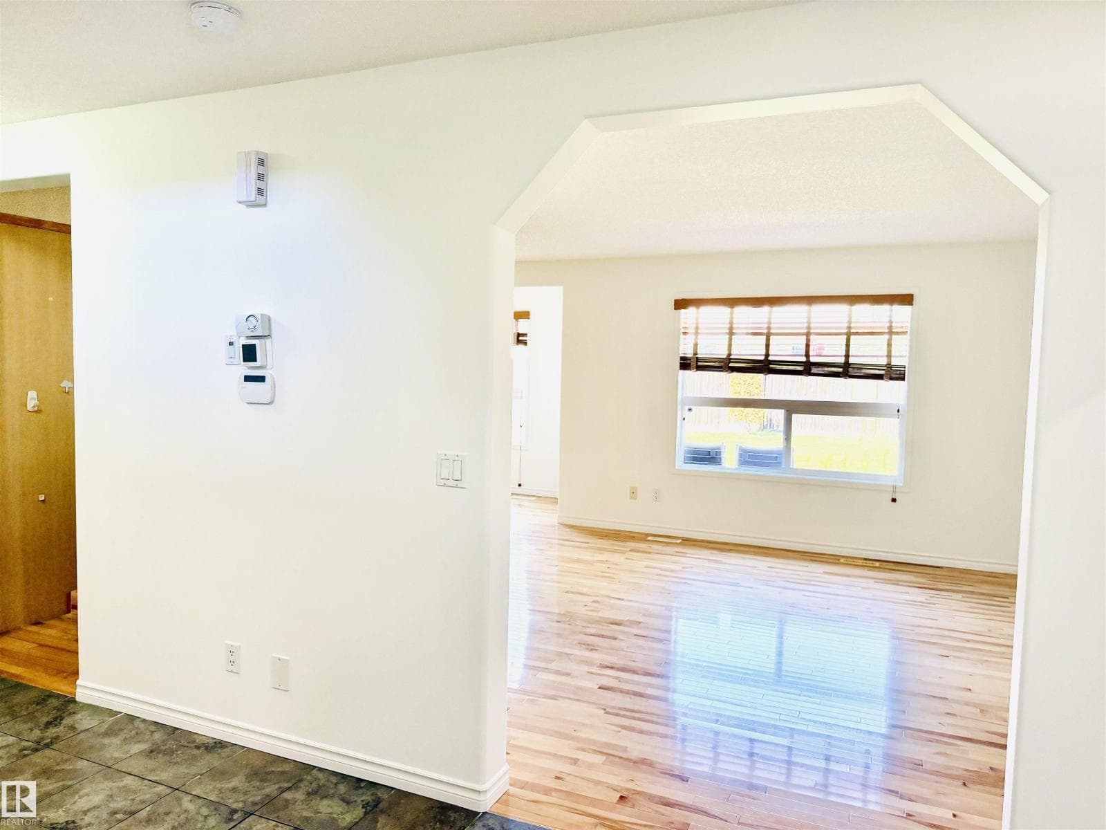 3120 25 AV NW — photo 5