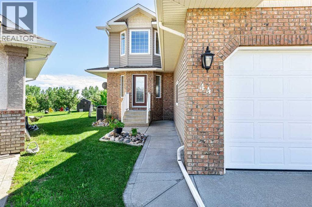 44 Lakes Close — photo 3