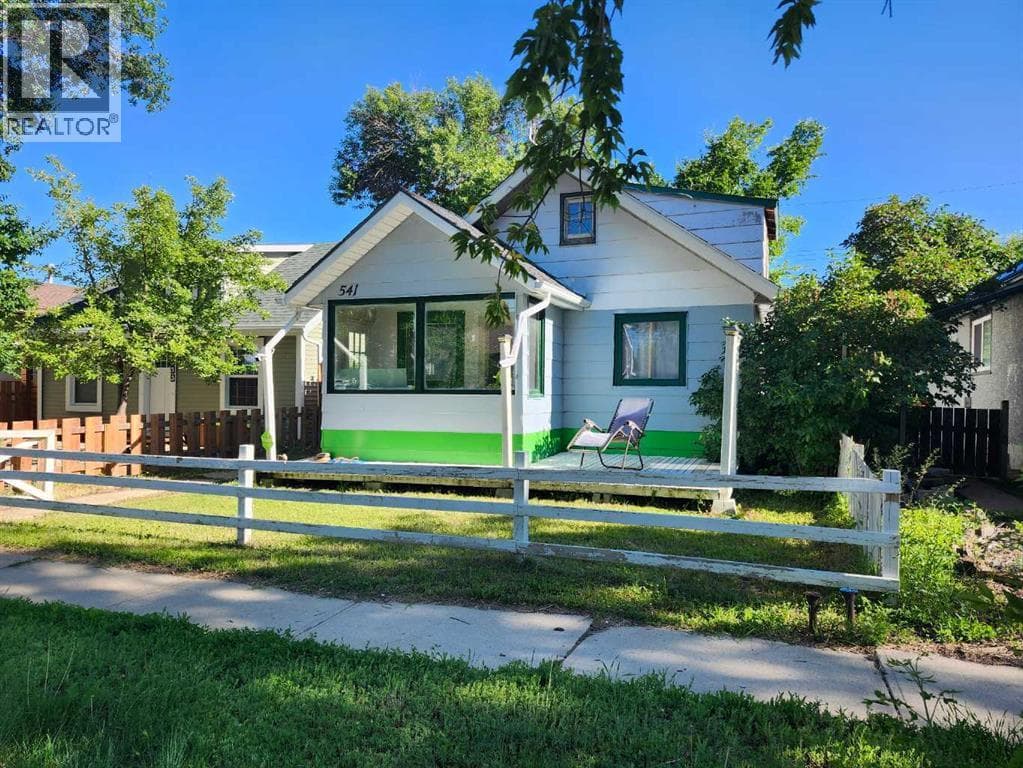 541 2 Avenue W — photo 2