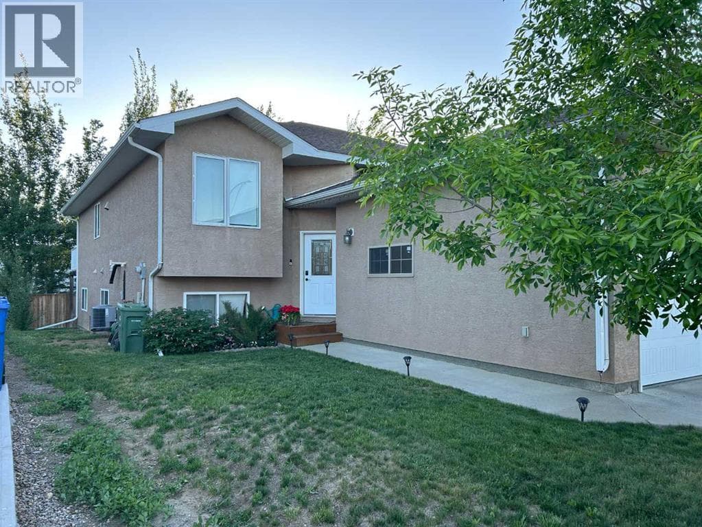 5026 41 Street — photo 2
