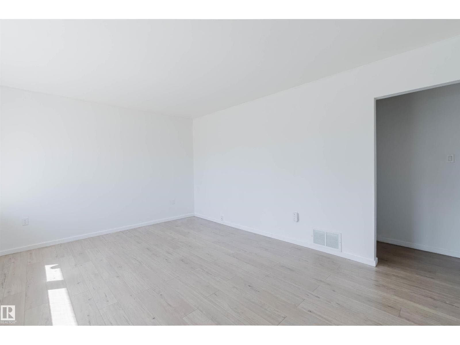 9606 163 ST NW — photo 3