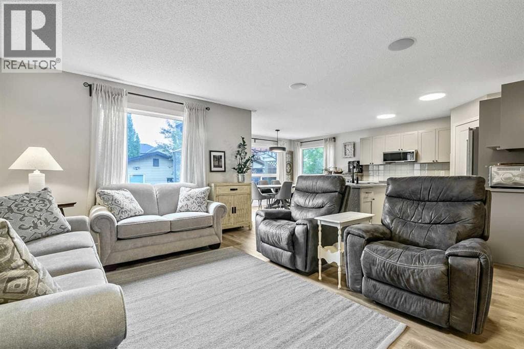 87 ELGIN Drive SE — photo 3