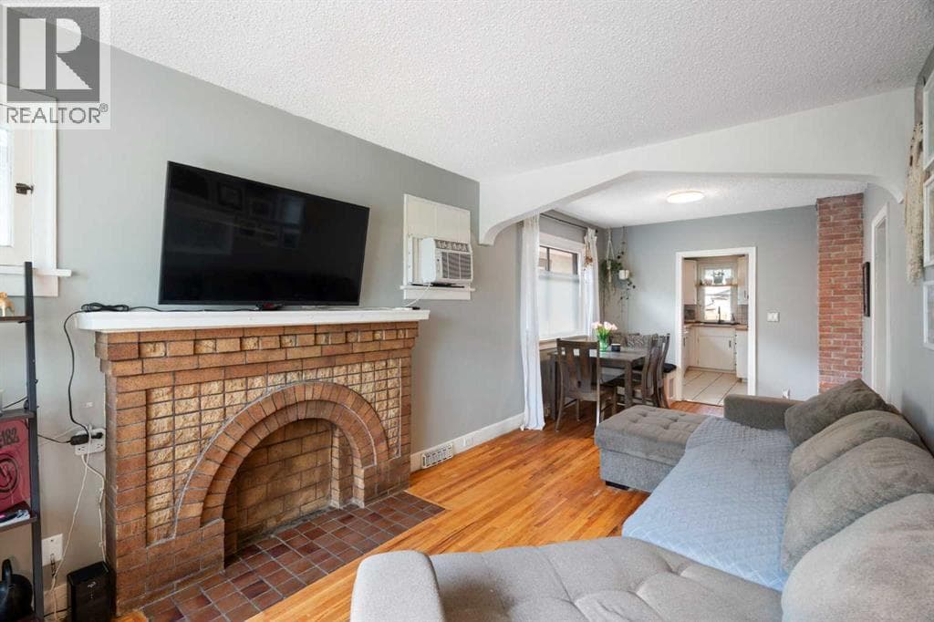 2115 14 Street SW — photo 3