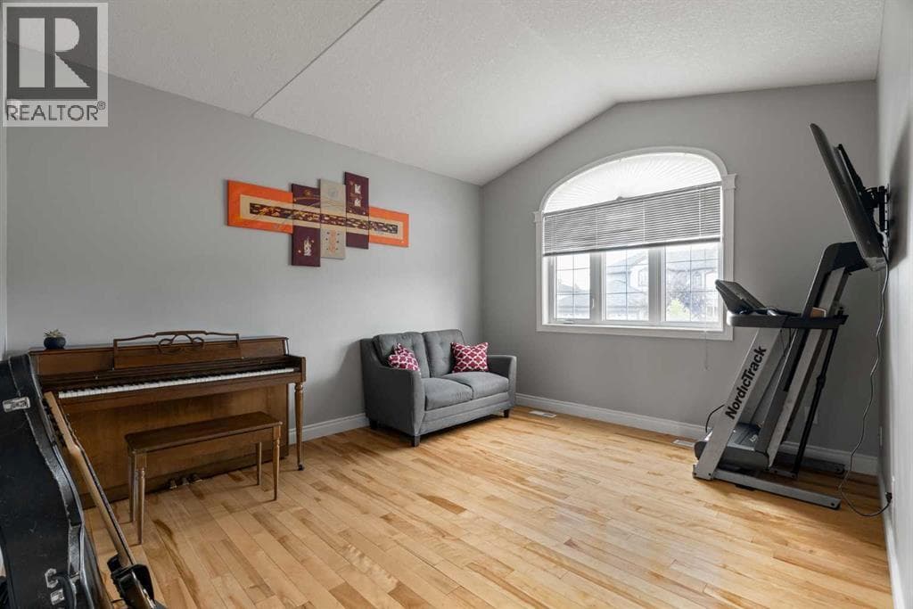 169 Lindstrom Crescent — photo 3