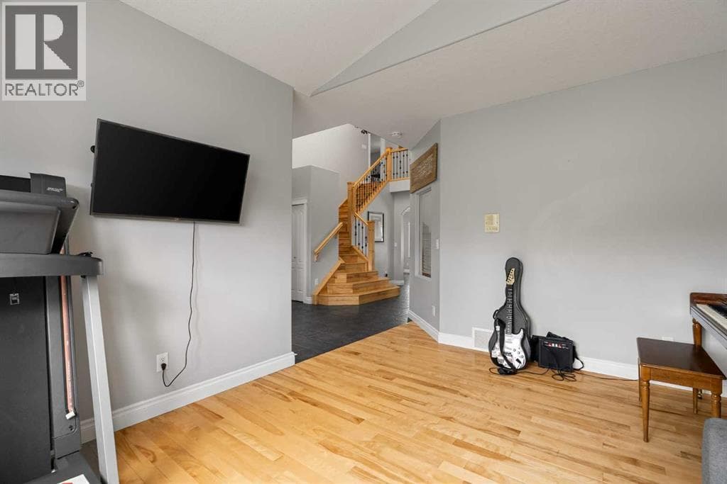 169 Lindstrom Crescent — photo 4