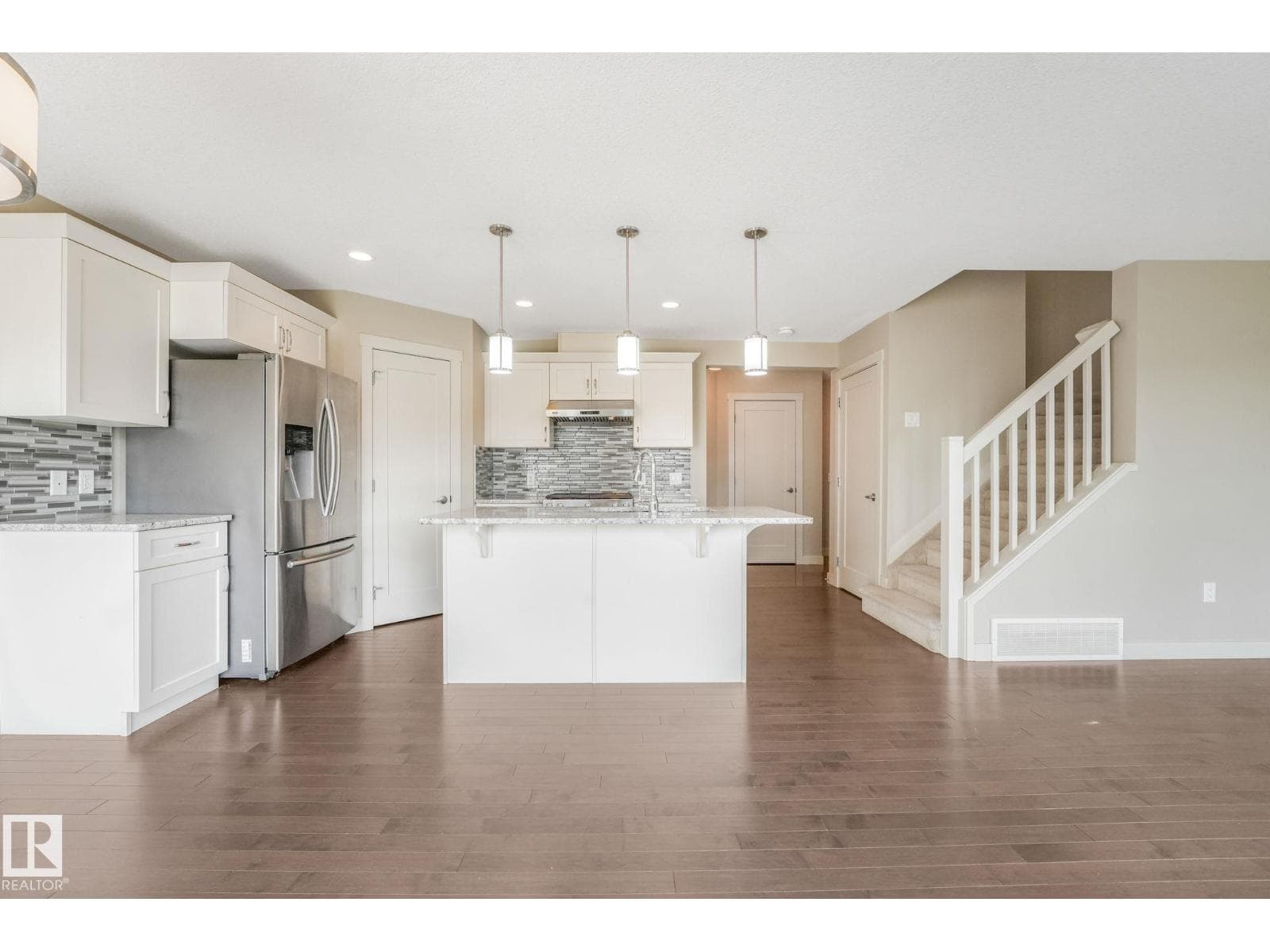 16619 14 AV SW — photo 2