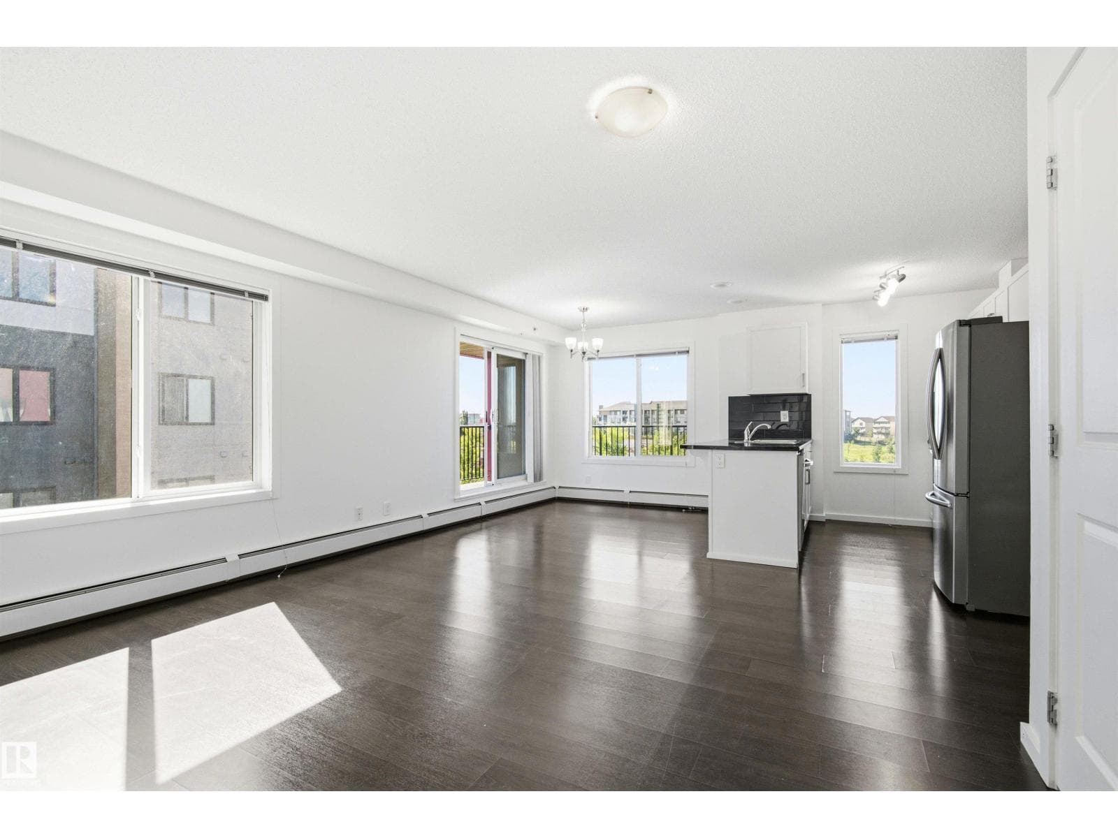 #435 5515 7 AV SW — photo 4