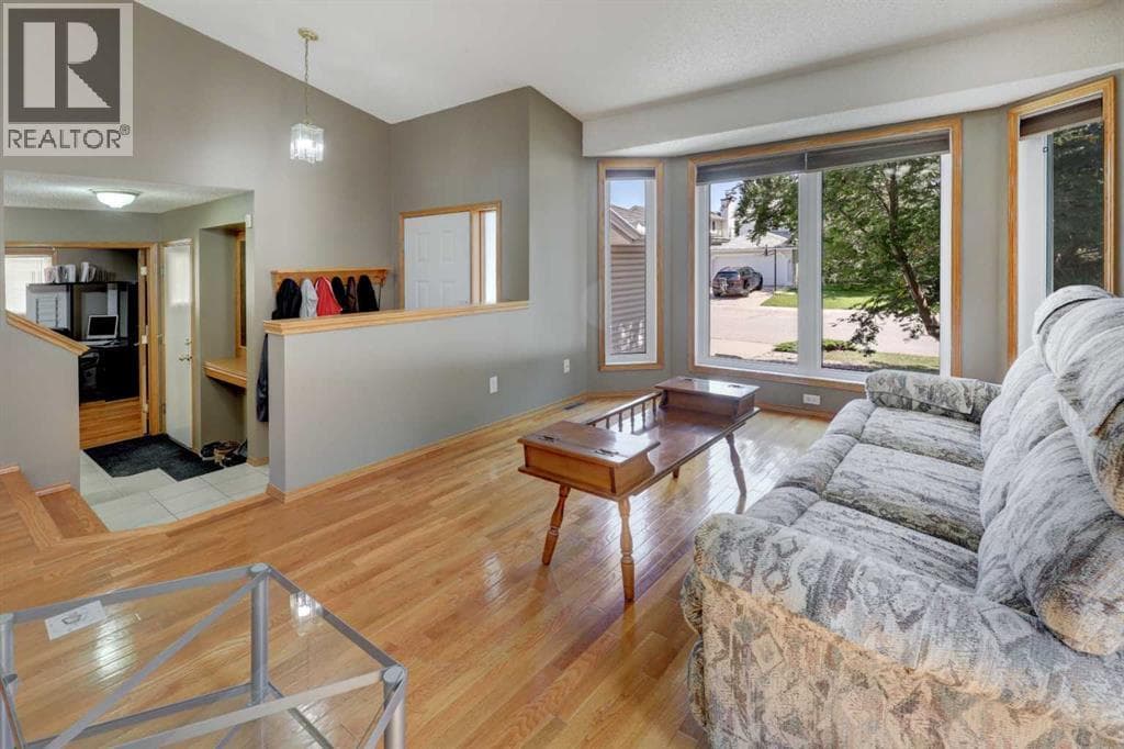 96 Hawktree Close NW — photo 3