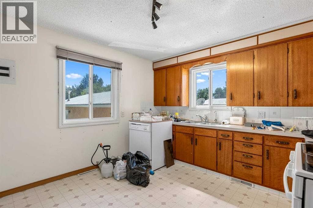 5119 55 Avenue — photo 3