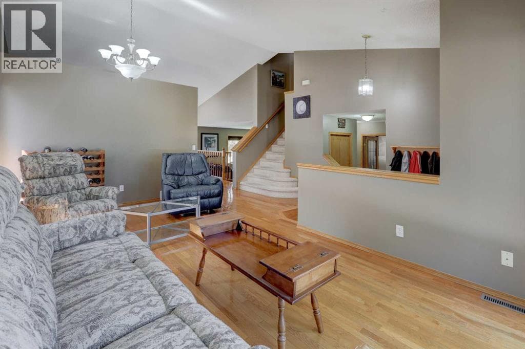 96 Hawktree Close NW — photo 4