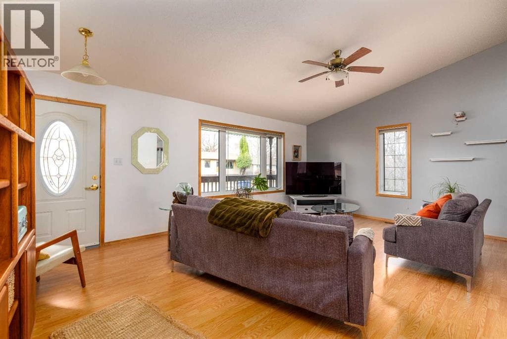 212 2 Avenue E — photo 3