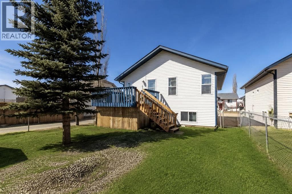 4406 54A Avenue Crescent — photo 3
