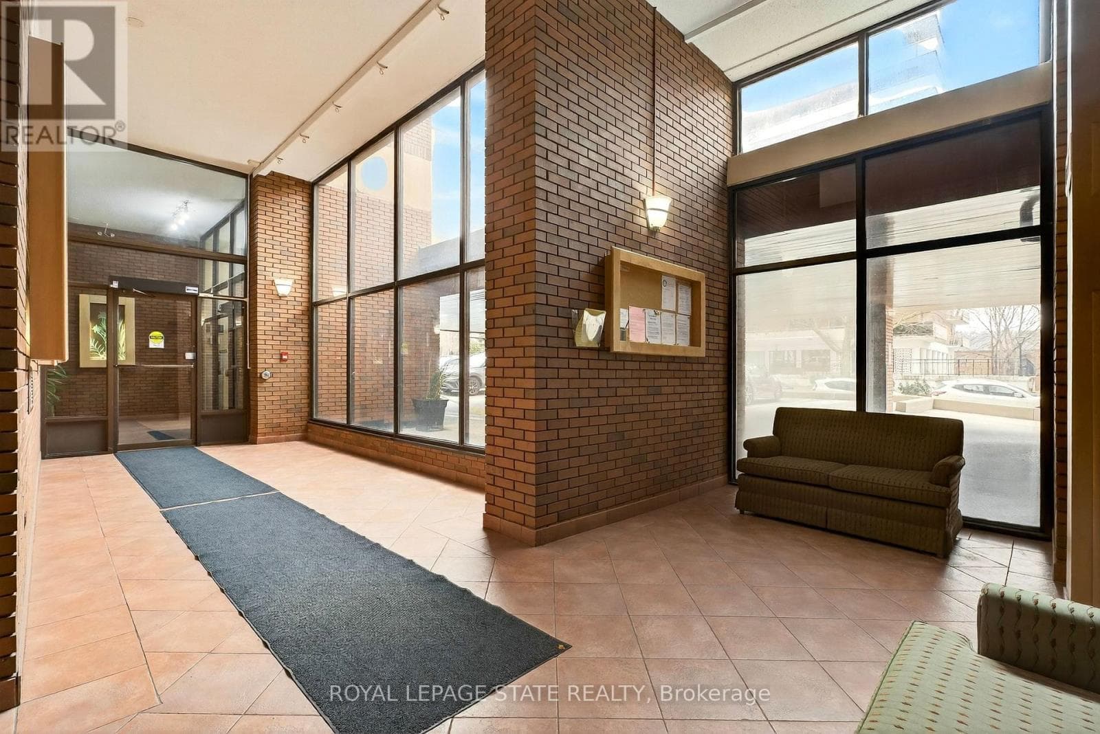 1003 - 222 JACKSON STREET W photo 4