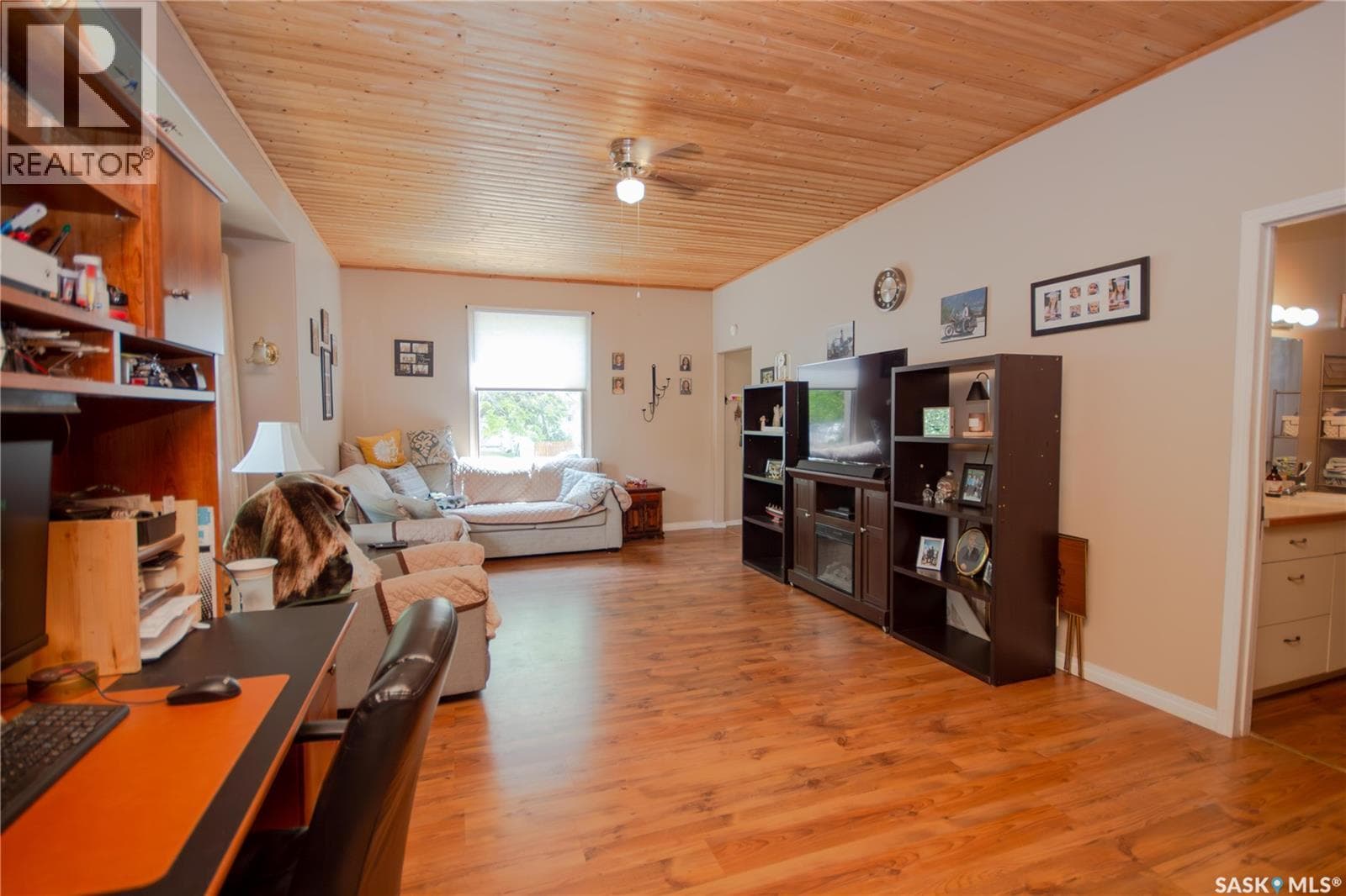 407 2nd STREET E photo 4