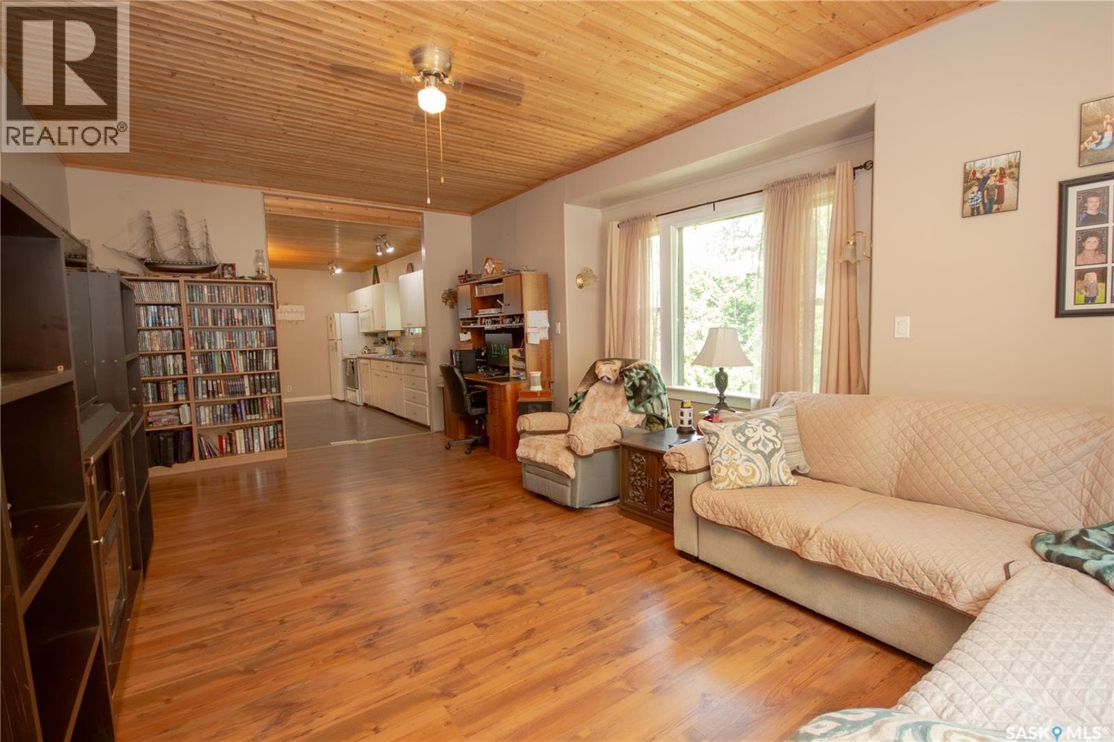 407 2nd STREET E photo 3