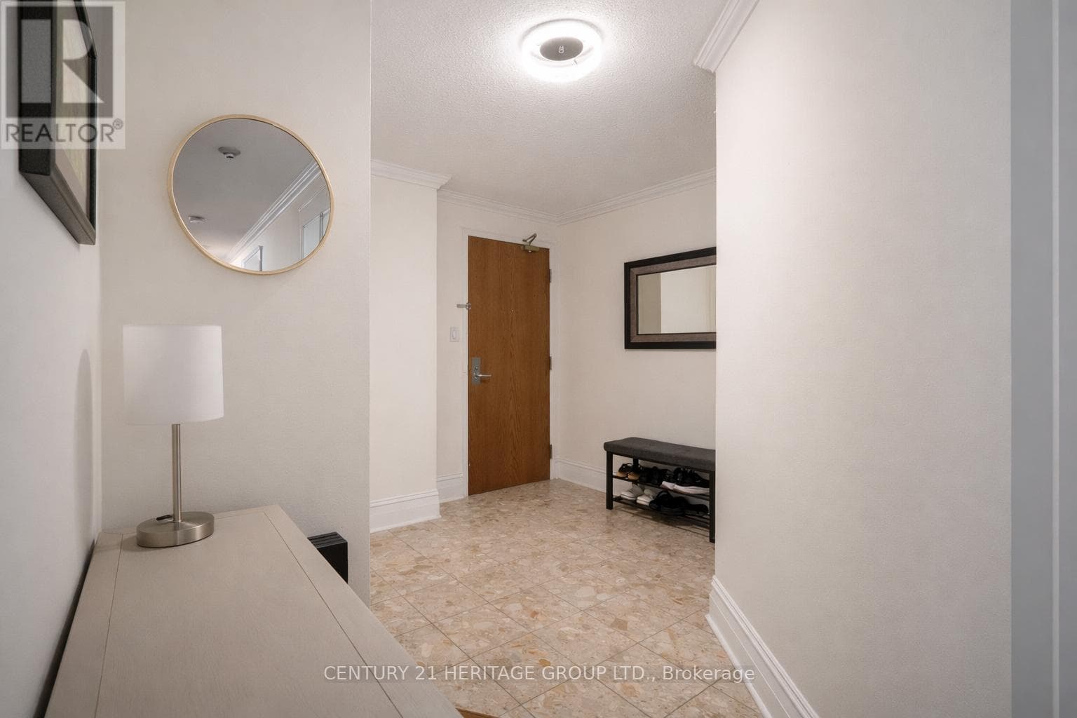 102 - 67 CAROLINE STREET S photo 3