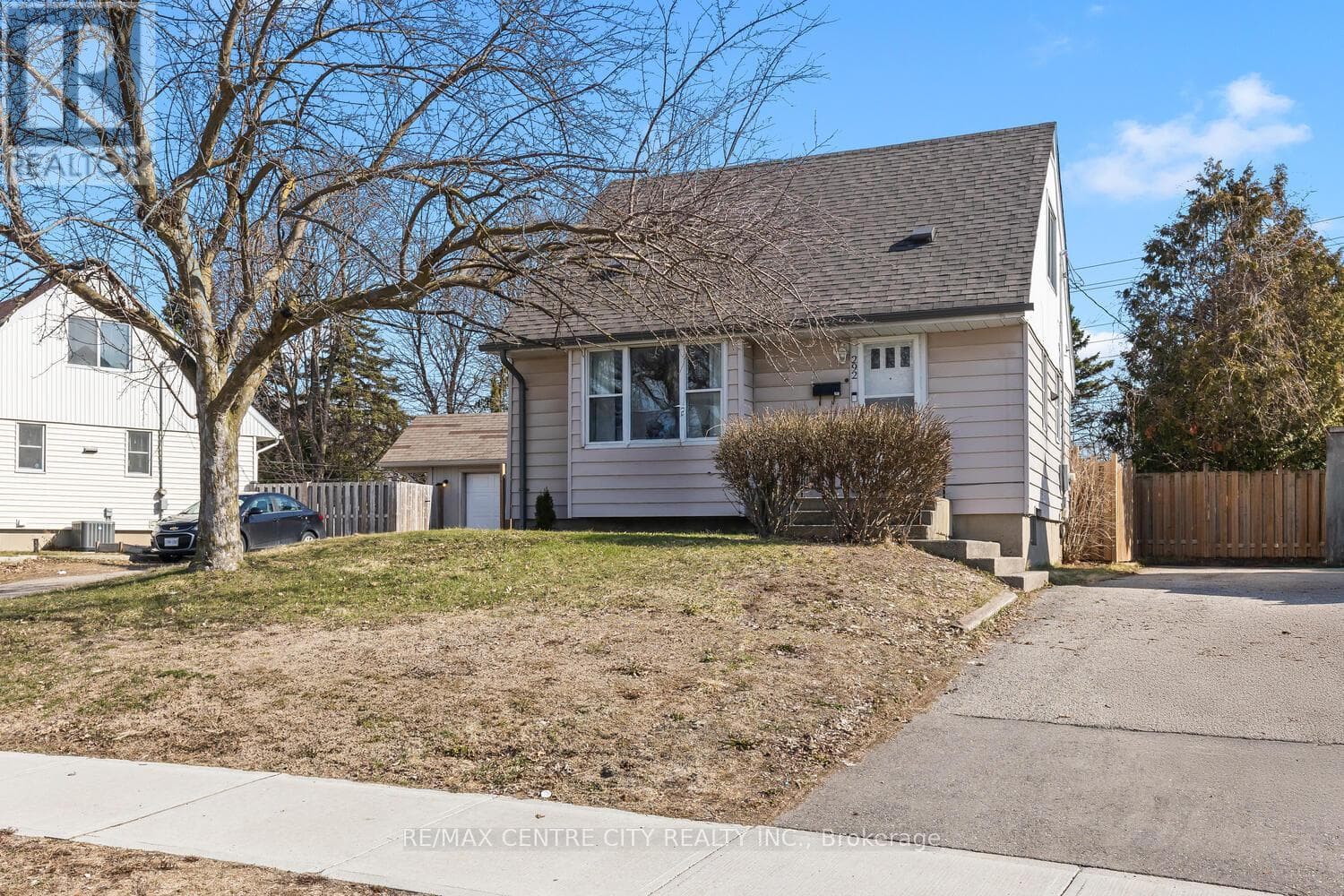 4 bed 2 bath single family at 292 PAARDEBERG CRESCENT — $419,000