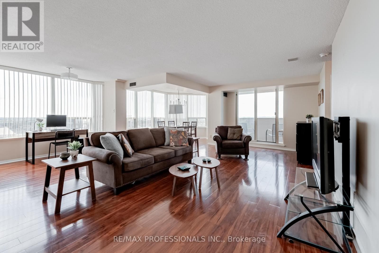 1703 - 700 CONSTELLATION DRIVE photo 2