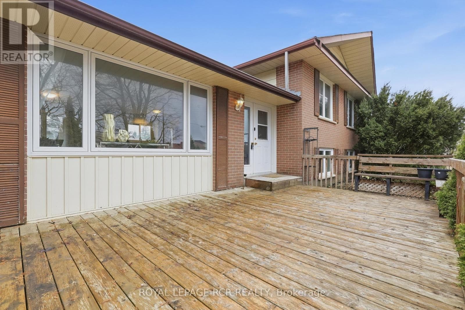 704 OWEN SOUND STREET photo 3