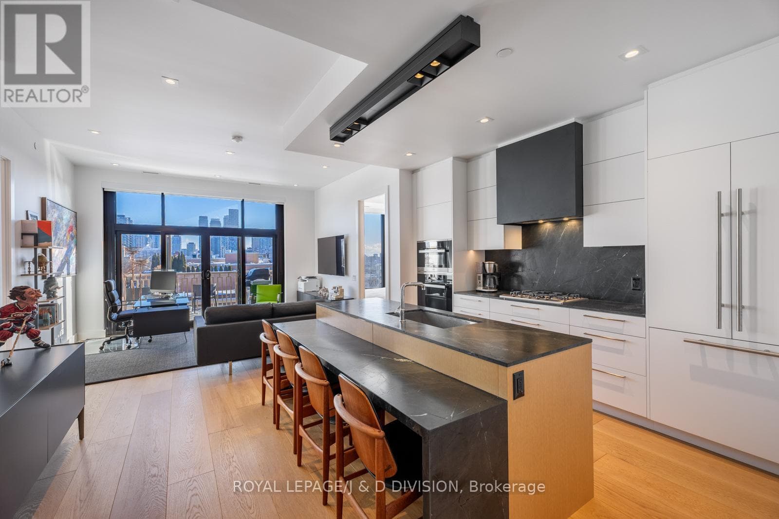710 - 1 STRATHGOWAN AVENUE photo 4