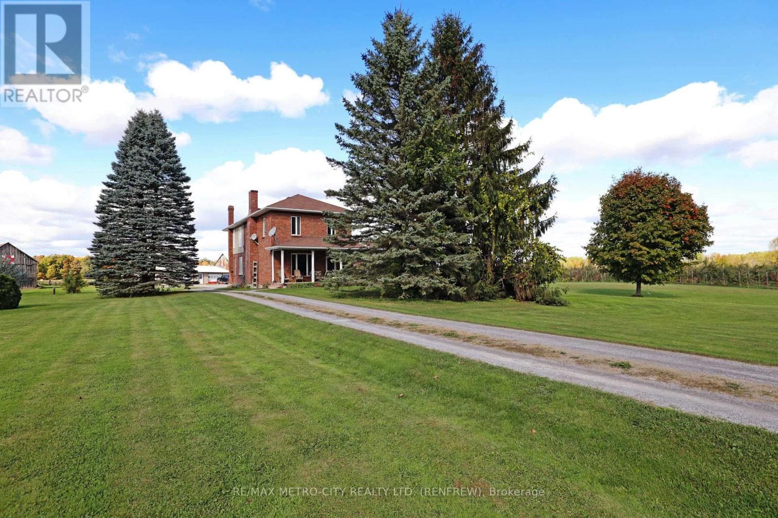 704 CLIFFORD SIDE ROAD photo 2