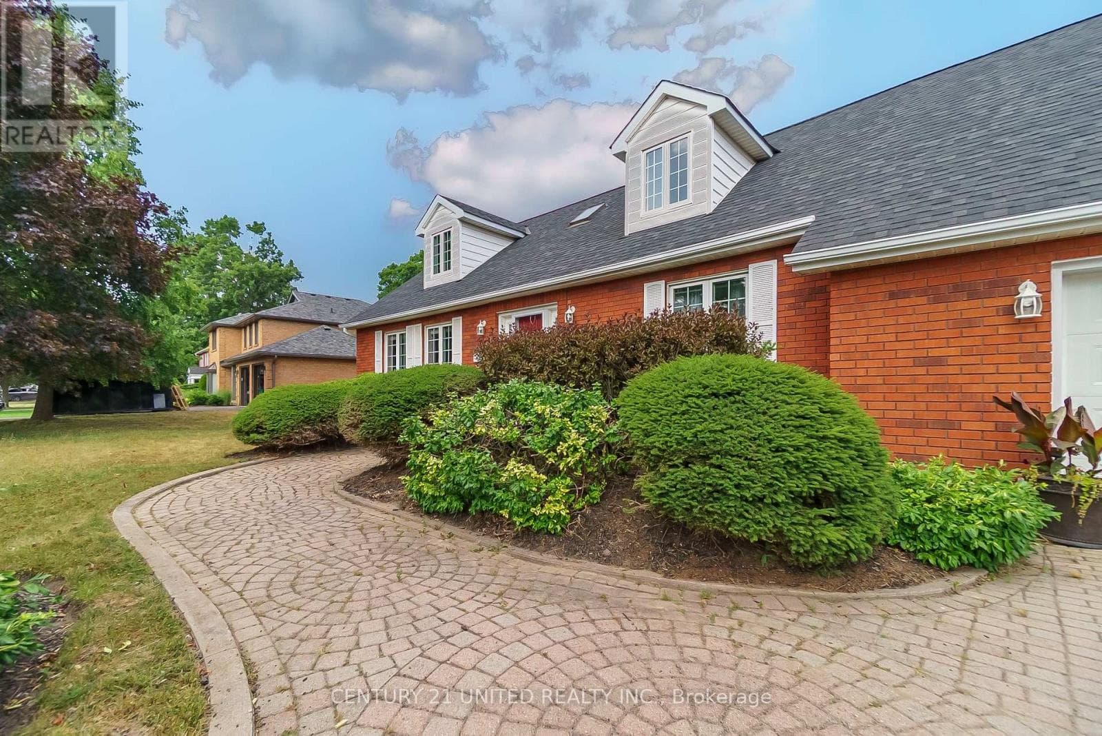 1656 CHAMPLAIN DRIVE photo 4