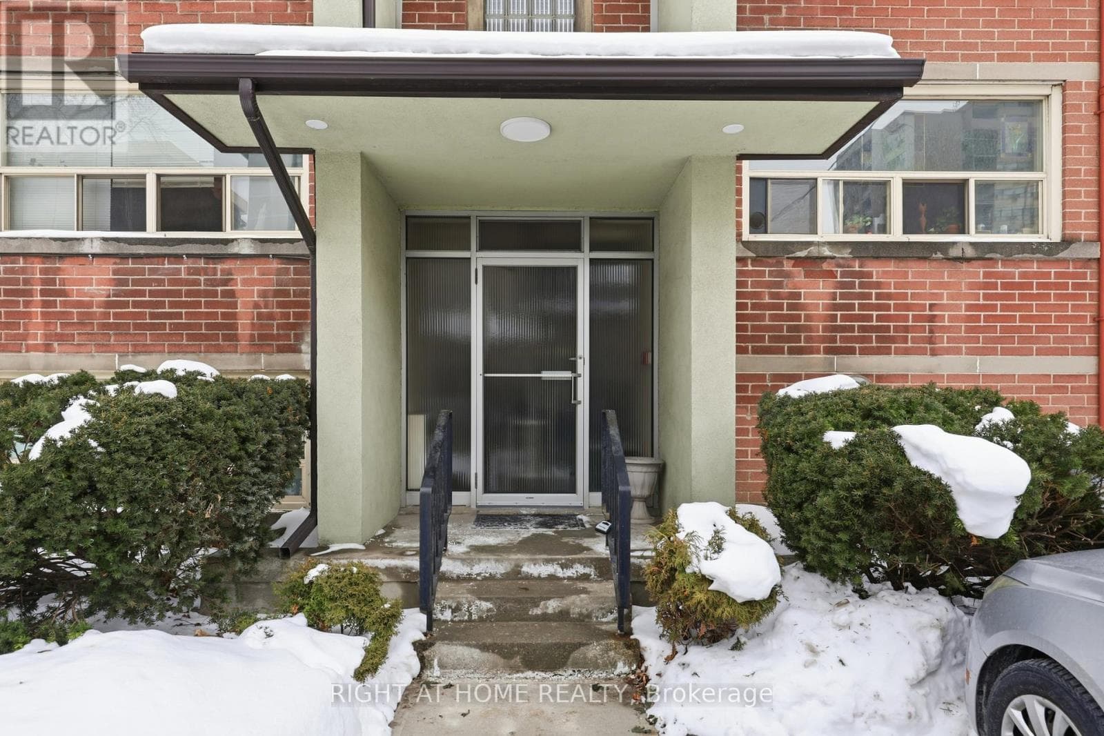 11 - 223 MACNAB STREET S photo 3