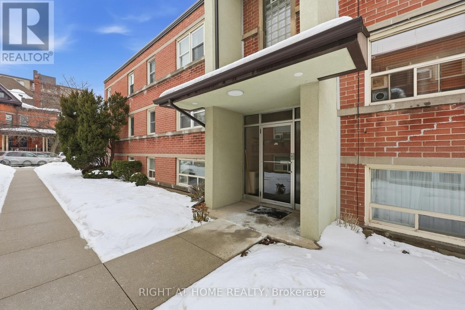 11 - 223 MACNAB STREET S photo 4