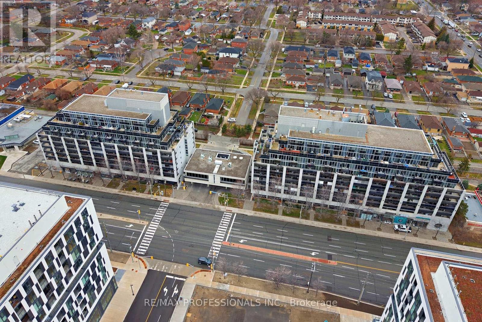 704 - 1040 THE QUEENSWAY photo 3