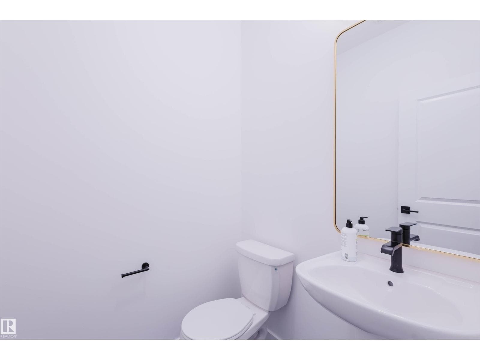 27 Cessy ST photo 3