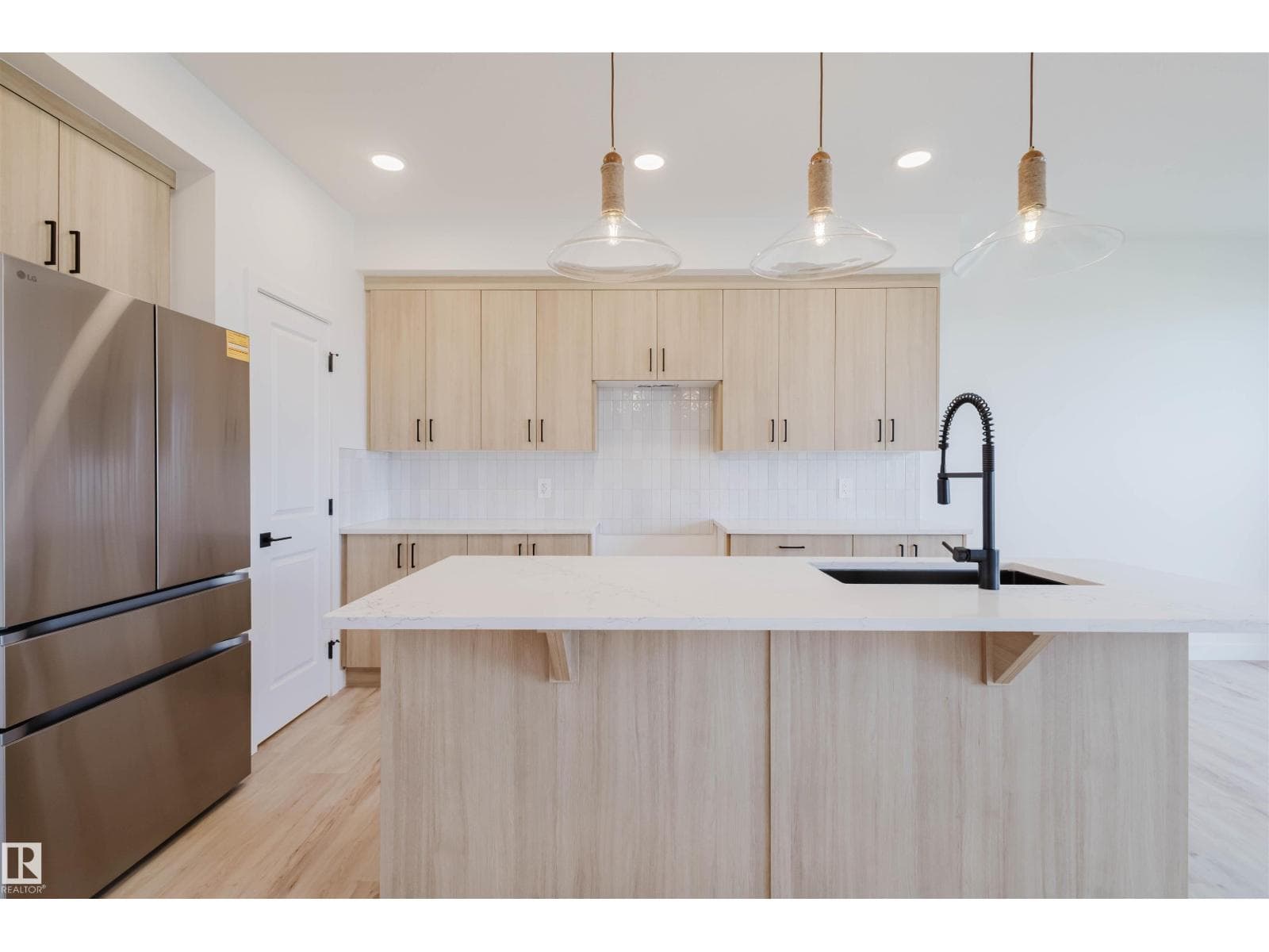 3 bed 3 bath single family at 43 CHARTRES CL — $499,900