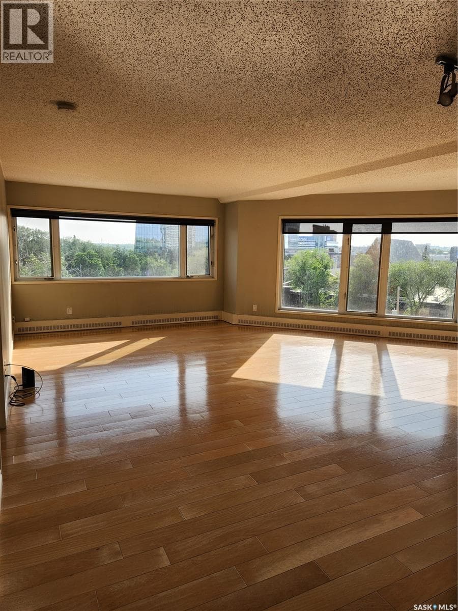 570 424 Spadina CRESCENT E