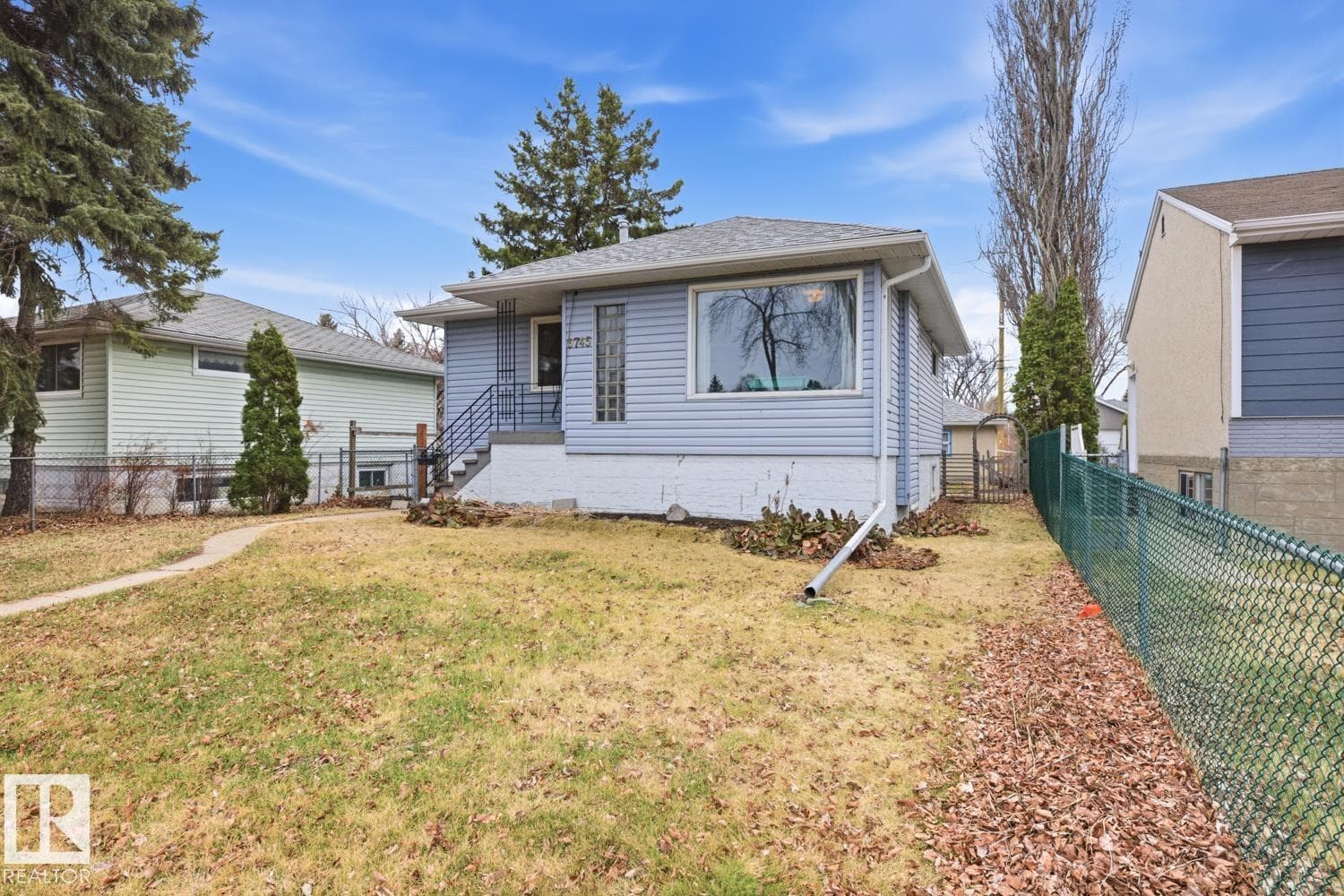 9745 68 AV NW photo 2