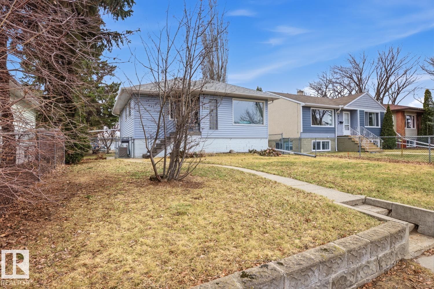 9745 68 AV NW photo 3