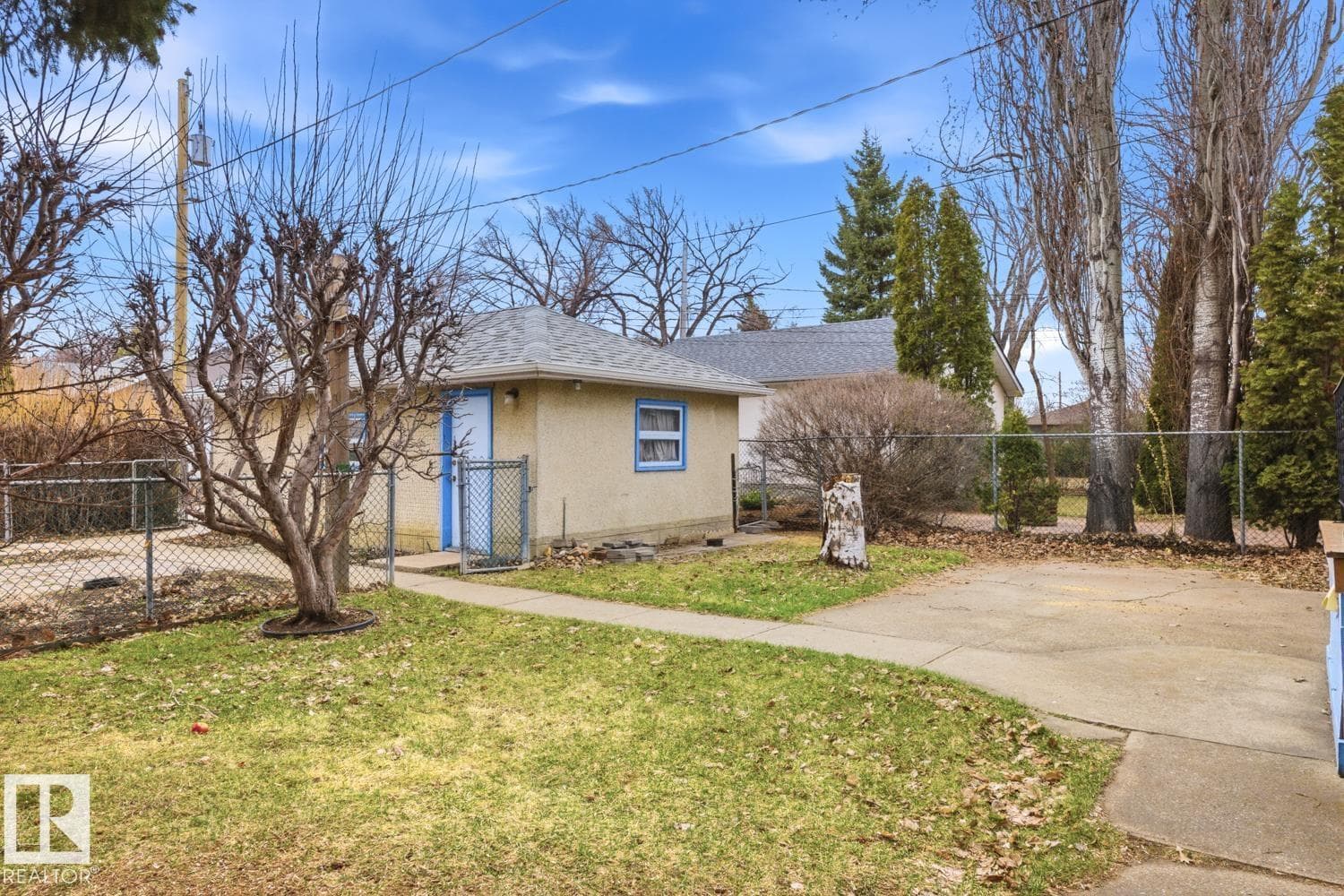 9745 68 AV NW photo 4