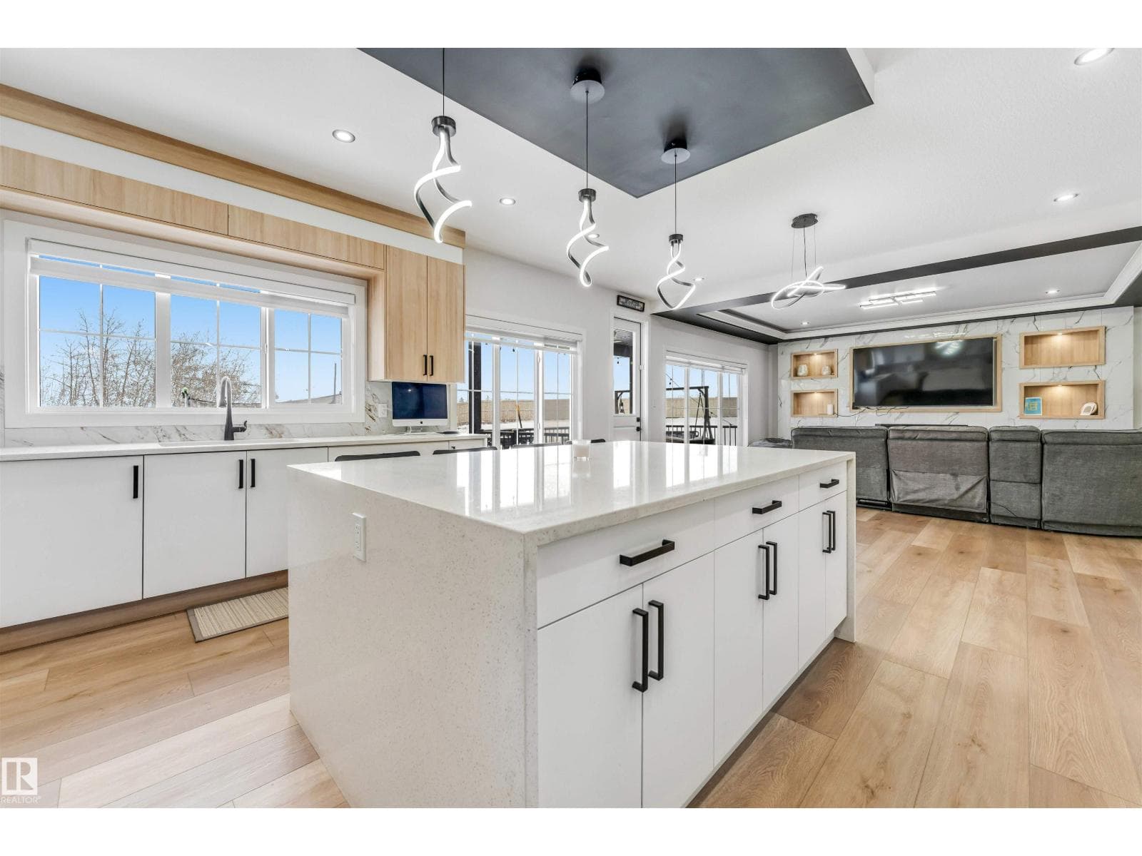 304 33 AV NW photo 3
