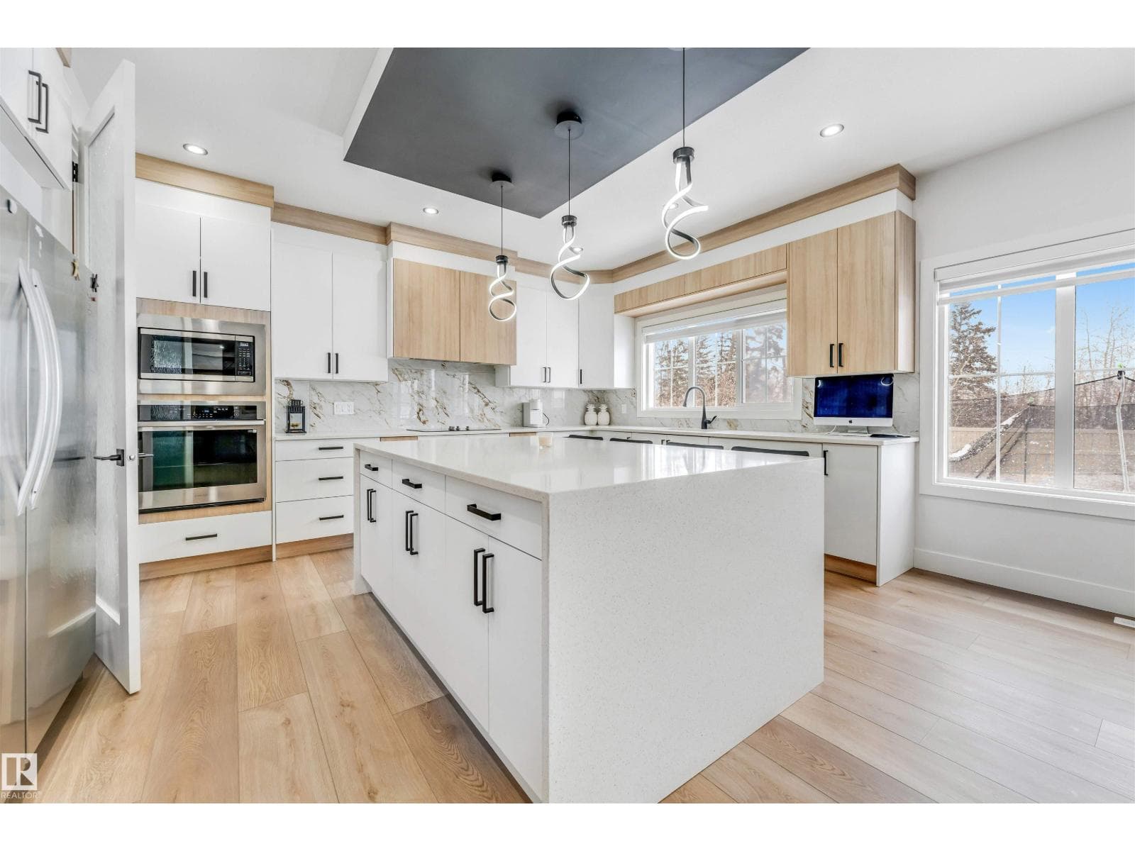 304 33 AV NW photo 4