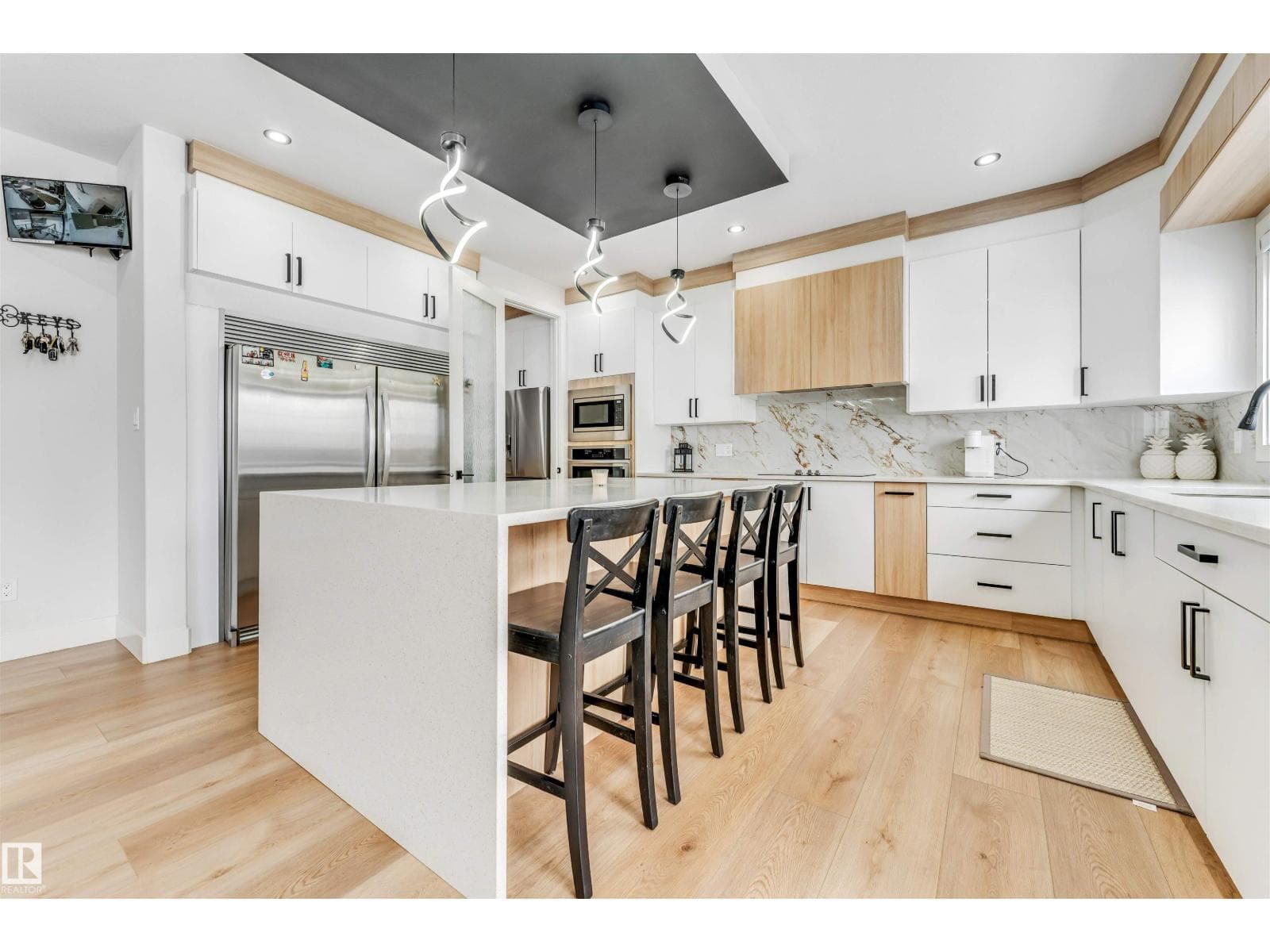 304 33 AV NW photo 5