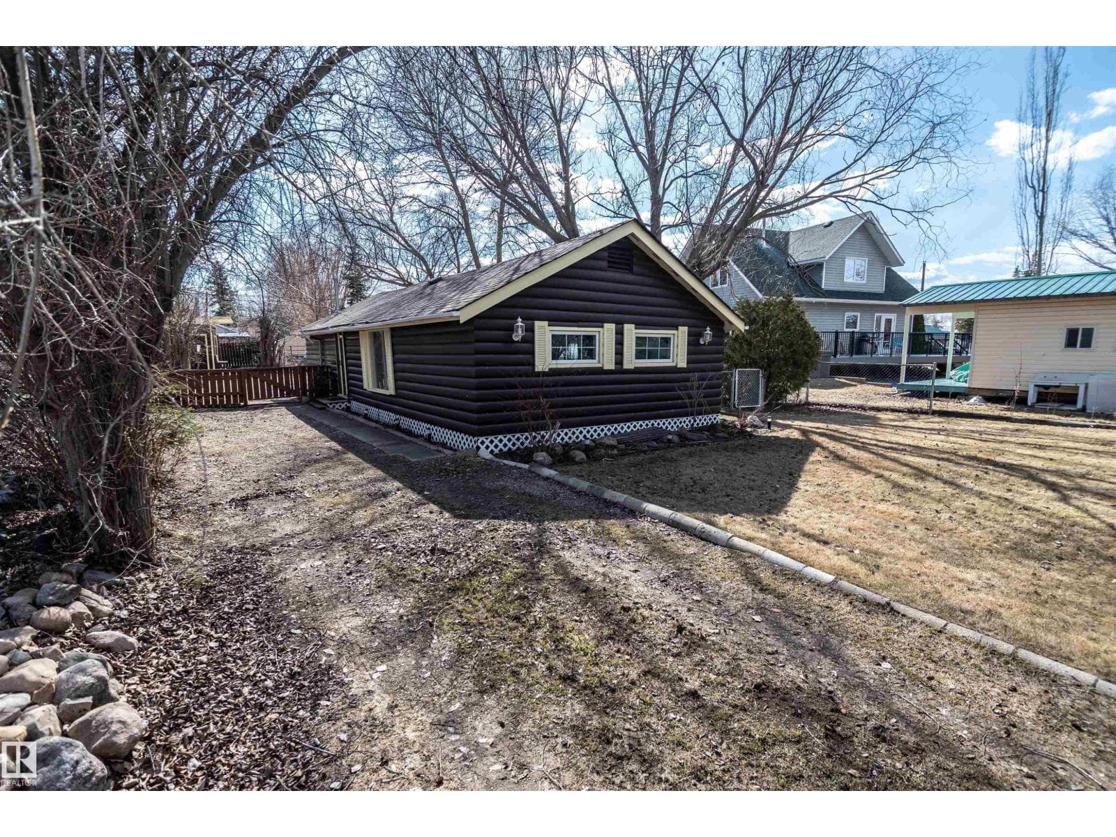 4828 52 ST photo 2