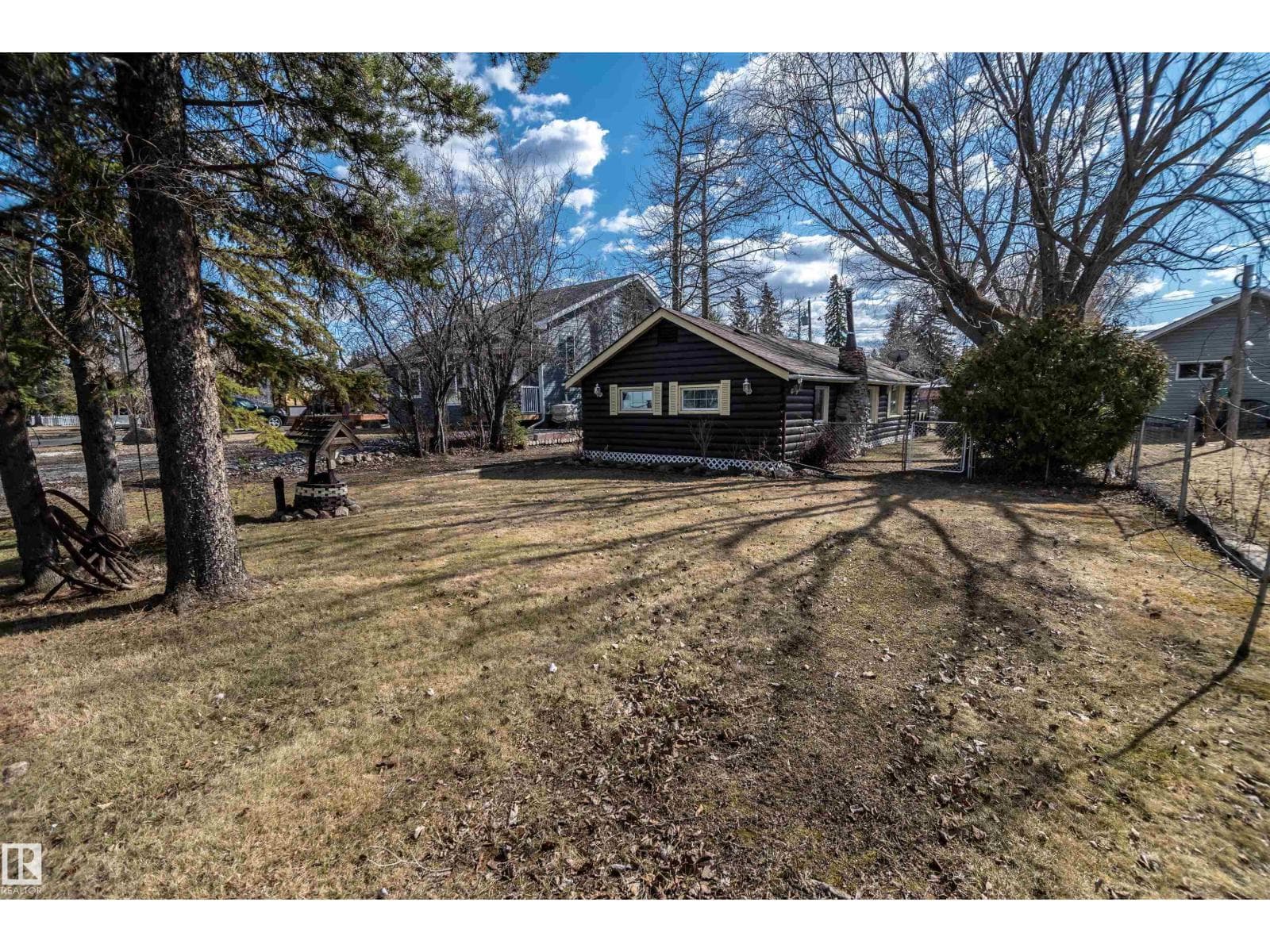 4828 52 ST photo 3