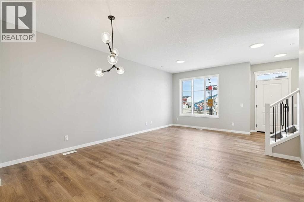 537 Hotchkiss Drive SE photo 2