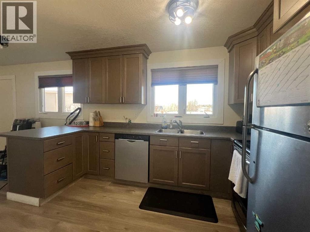 4830 16 Avenue photo 5