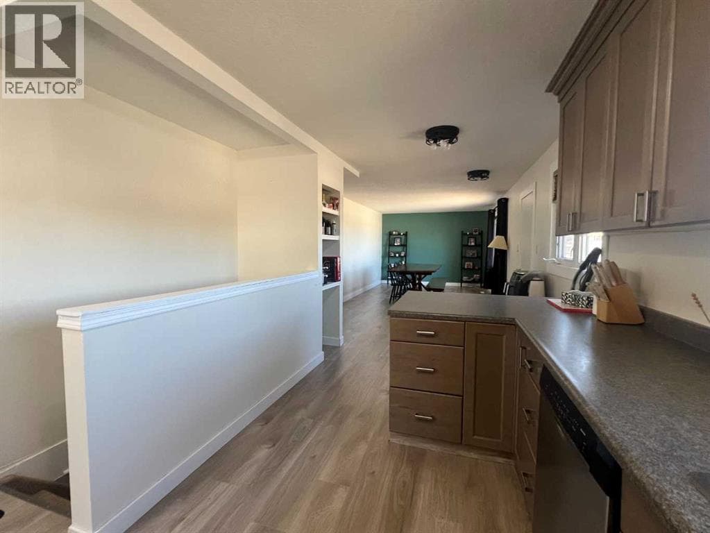 4830 16 Avenue photo 7
