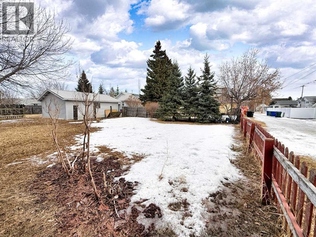 4906 52 Avenue photo 4