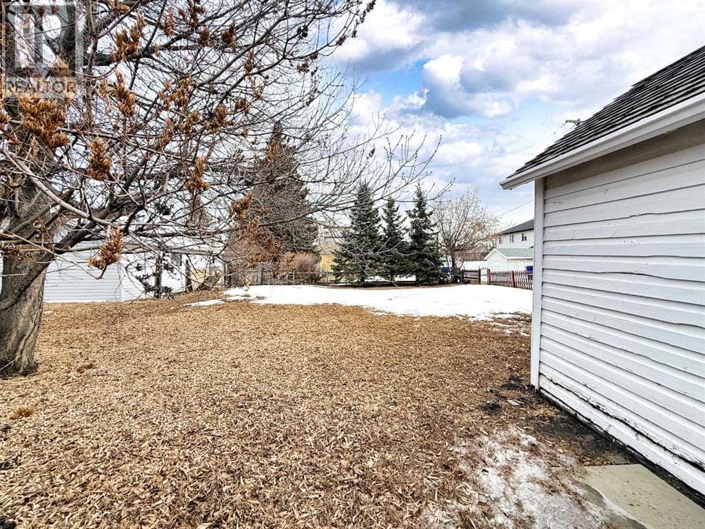 4906 52 Avenue photo 5
