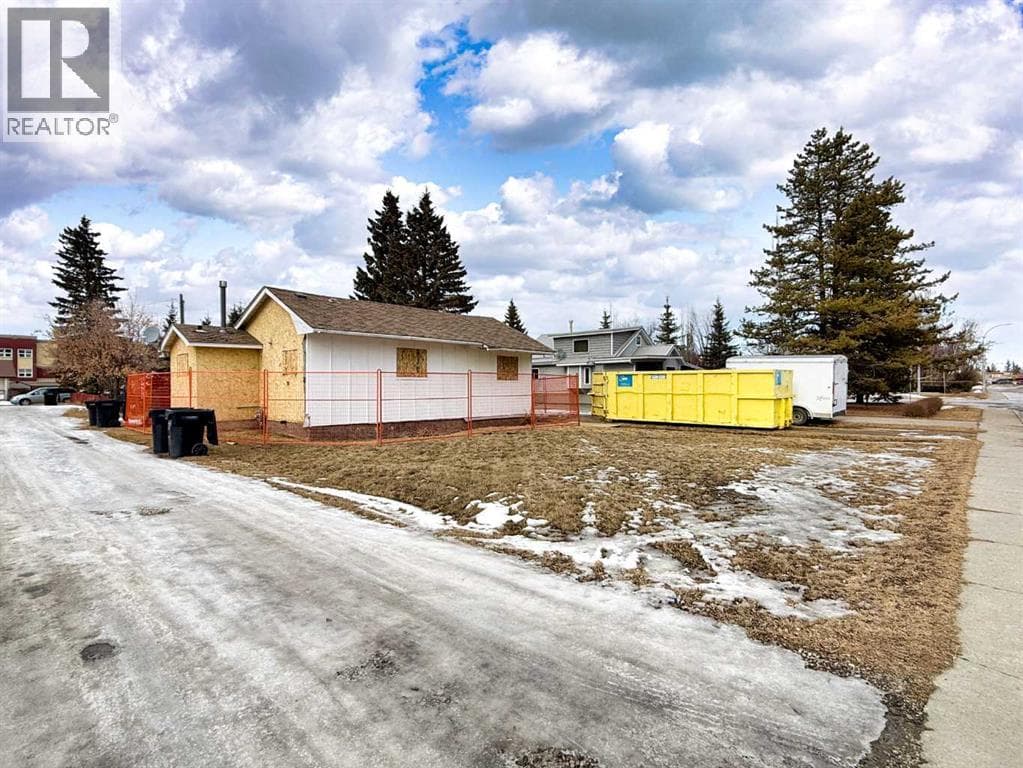 1 bed 1 bath single family at 4906 52 Avenue — $264,000